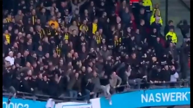 ¡Qué susto! En medio de un partido se cayó una tribuna y aún así los hinchas no dejaron de saltar ¡Qué susto! En medio de un partido se cayó una tribuna y aún así los hinchas no dejaron de saltar