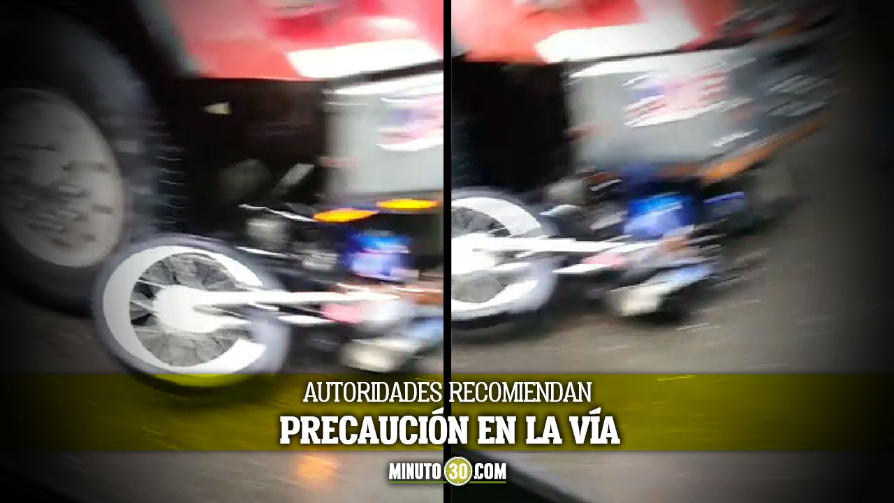 [Video] Una moto quedó debajo de una volqueta en la 80