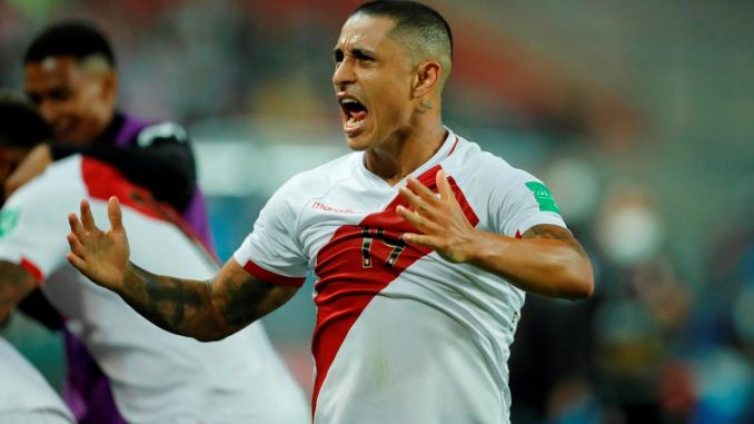 Yoshimar Yotún de Perú celebra un gol hoy, durante un partido por las eliminatorias sudamericanas para el mundial de Catar 2022 entre las selecciones de Perú y Chile en el Estadio Nacional, en Lima (Perú). EFE/Daniel Apuy POOL Perú