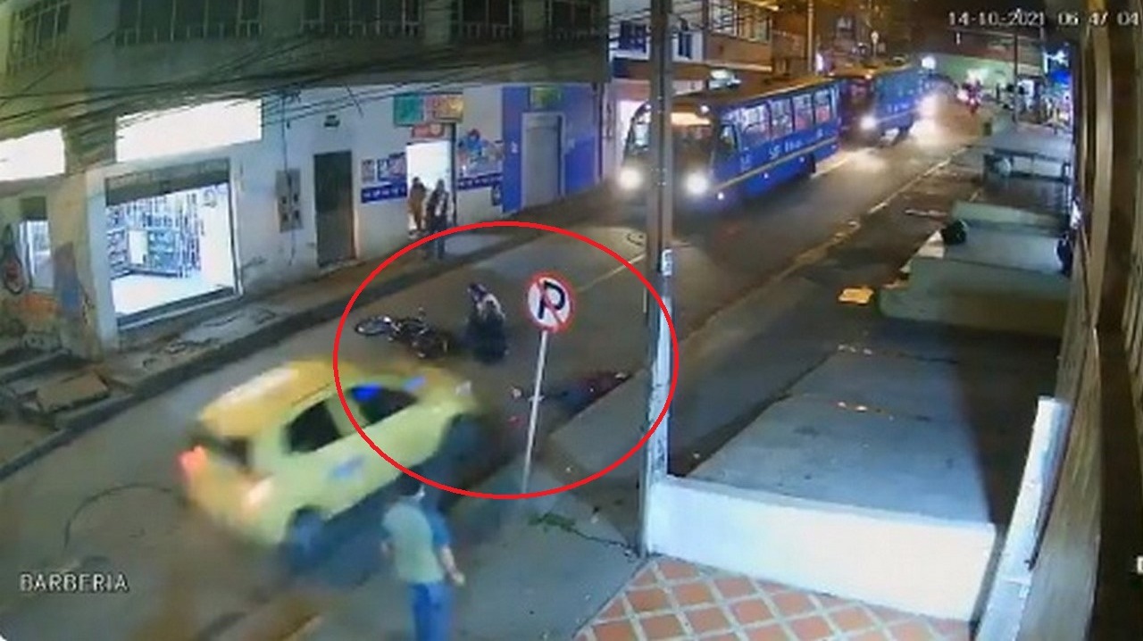 Mujer fue atropellada por una moto y un taxi le pasó por encima 1 accidente mujer moto taxi bogota