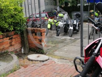 ¡Qué porquería! En plena entrada de la SIJIN hay una alcantarilla botando aguas negras y nadie hace nada 1 alcantarilla