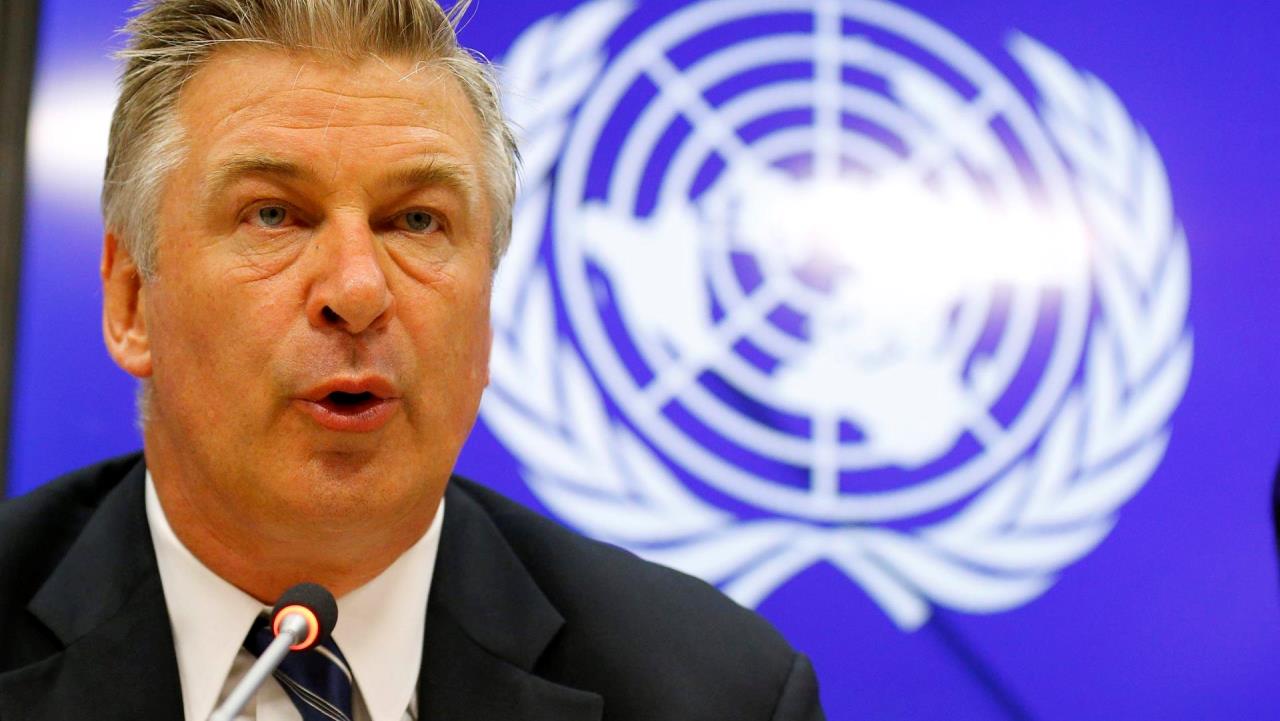 El asistente que entregó la pistola a Alec Baldwin dice que no la revisó