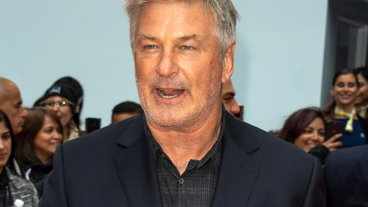 Un miembro del equipo de la película ‘Rust’ demandó al actor Alec Baldwin