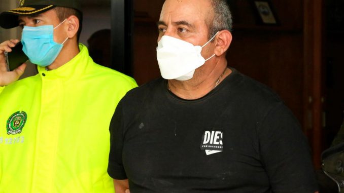 Fotografía cedida por la Policía Nacional de Colombia que muestra al número uno de la banda criminal del Clan del Golfo, Dairo Antonio Úsuga David (c), alias "Otoniel", mientras es escoltado por agentes de policía en Bogotá (Colombia). EFE/Policía Nacional de Colombia Otoniel