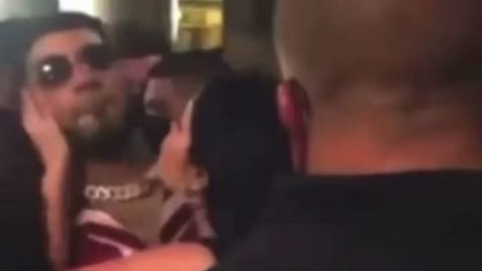 anuel beso no fans