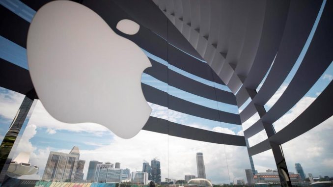 Imagen de archivo del logo de Apple en una tienda. EFE/EPA/HOW HWEE YOUNG Apple