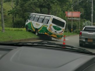 Conductor perdió el control de una buseta en la Avenida Las Palmas 1 Conductor perdió el control de una buseta en la Avenida Las Palmas