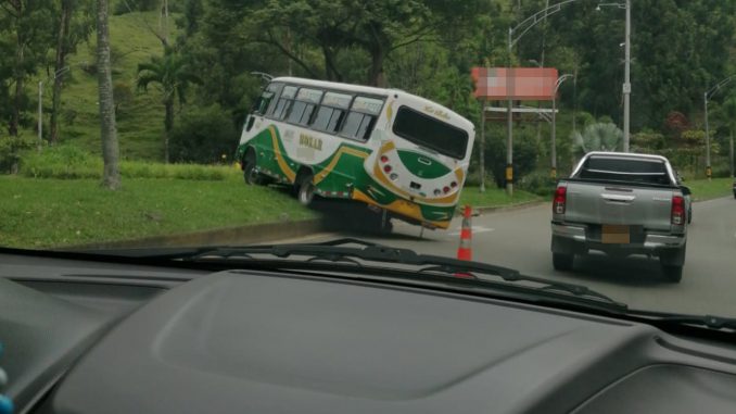 Conductor perdió el control de una buseta en la Avenida Las Palmas Conductor perdió el control de una buseta en la Avenida Las Palmas