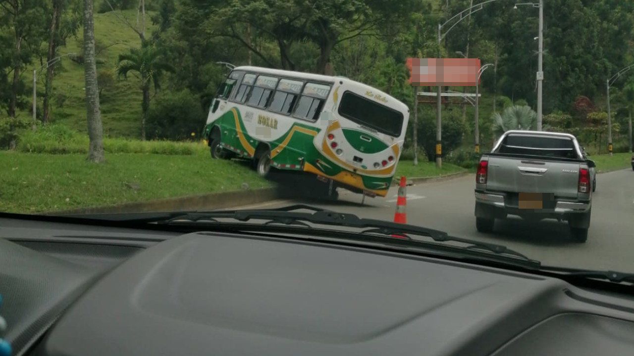 Conductor perdió el control de una buseta en la Avenida Las Palmas