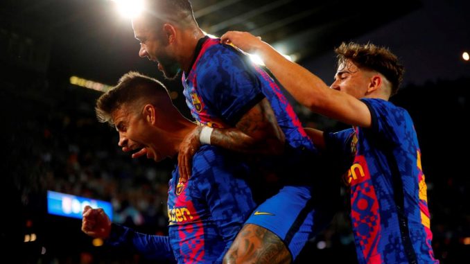 El defensa del FC Barcelona Gerard Piqué (d) celebra con sus compañeros tras marcar el 1-0 durante el encuentro del grupo E la UEFA Liga de Campeones entre el FC Barcelona y el FC Dinamo de Kiev este miércoles el estadio Camp Nou. EFE/ Alejandro García Piqué