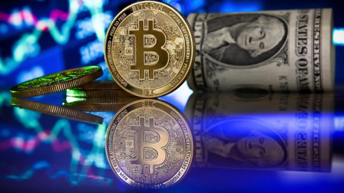 Un bitcoin en una fotografía de archivo. EFE/EPA/SASCHA STEINBACH Bitcoin