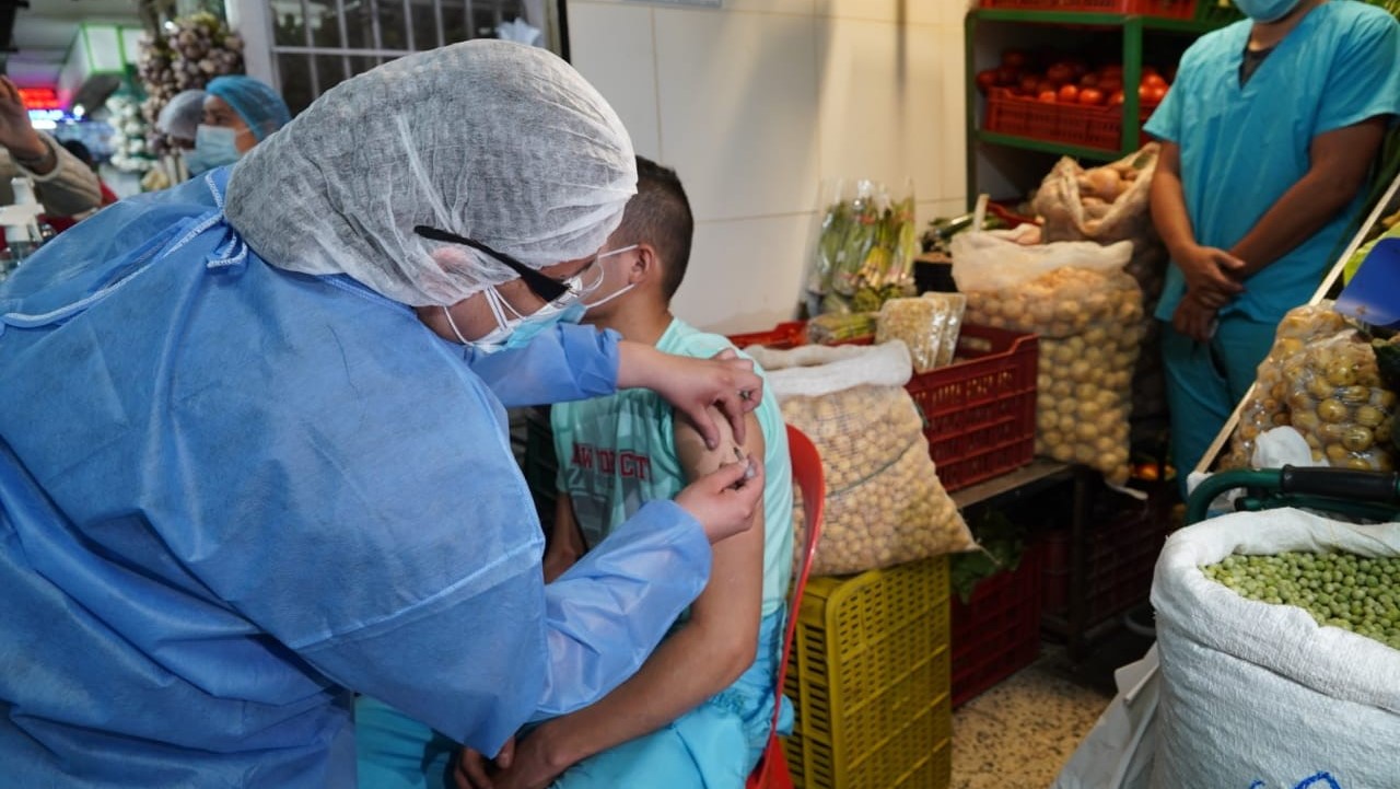 Bogotá empezó a vacunar contra el Covid-19 en plazas de mercado