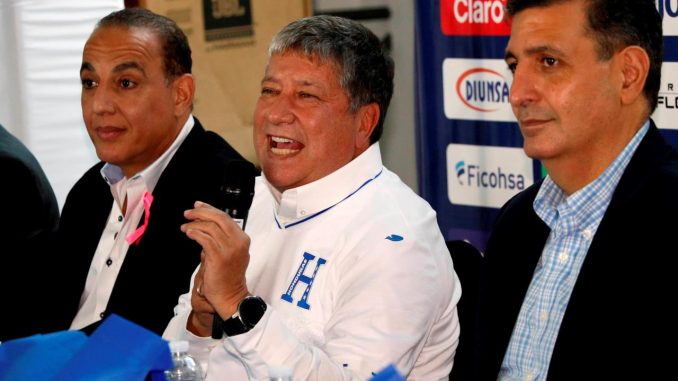 El colombiano Hernán Darío "Bolillo" Gómez (c) habla junto al primer vicepresidente del Comité Ejecutivo de la Fenafuth, Javier Átala (i), y el presidente de Fenafuth, Jorge Salomónes durante su presentación como nuevo entrenador hoy, en la colonia Las Colinas en Tegucigalpa (Honduras). EFE/Humberto Espinoza selección de Honduras