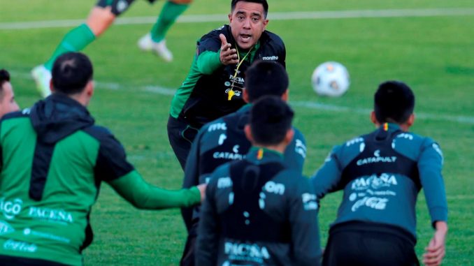 El técnico de la selección de Bolivia César Farías (c),en una imagen de archivo. EFE/Martin Alipaz Ecuador y Bolivia