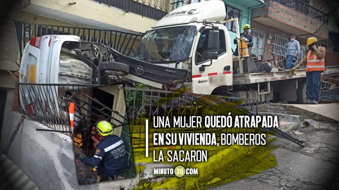 Grúa se chocó contra viviendas en Manrique Las Granjas Grúa se chocó contra viviendas en Manrique Las Granjas