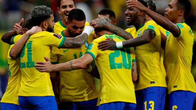Gabigol (2-i) de Brasil celebra hoy con sus compañeros tras anotar contra Uruguay, durante un partido por las eliminatorias sudamericanas para el Mundial de Catar 2022, en el estadio Arena da Amazonia en Manaus (Brasil). EFE/Fernando Bizerra Brasil