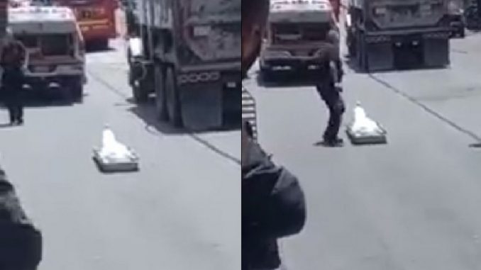 Cadáver se cayó de un carro de criminalística Cadáver se cayó de un carro de criminalística