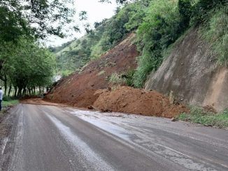 Apertura a un carril en vía de Cañasgordas por deslizamiento 1 Deslizamiento