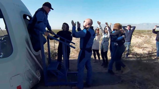Fotografía cedida por Blue Origin, este 13 de octubre de 2021, que muestra a Jeff Bezos (d) felicitando al actor canadiense William Shatner (i) tras bajarse del cohete New Shepard's NS-18, cerca de Van Horn, Texas. EFE/Blue Origin capitán Kirk
