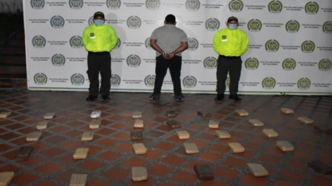 Al sujeto le encontraron en un vehículo 25.000 gramos de marihuana en 50 paquetes Al sujeto le encontraron en un vehículo 25.000 gramos de marihuana en 50 paquetes