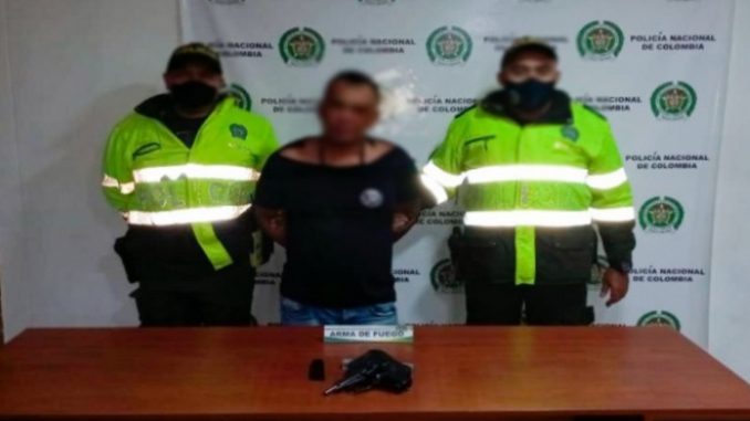'Agarraron' a este sujeto que habría disparado al aire, al parecer, borracho 'Agarraron' a este sujeto que habría disparado al aire, al parecer, borracho