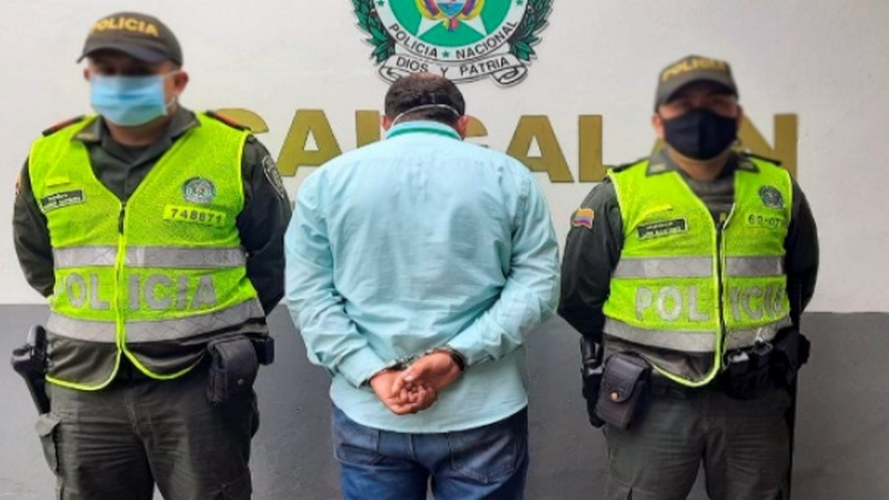 Lo pillaron dentro de una camioneta con los pantalones abajo y un niño arrodillado