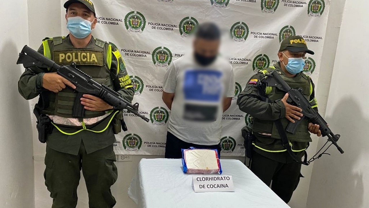 Llevaba en su equipaje de mano mil gramos de cocaína