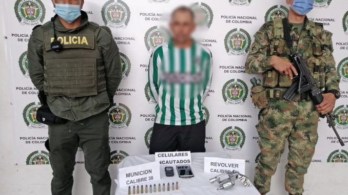 Andaba por las calles de Yarumal con un revólver Andaba por las calles de Yarumal con un revólver