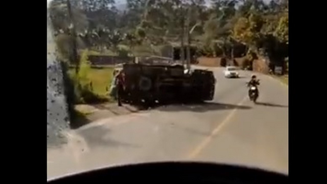 Se volcó un carro en la vía La Unión-La Ceja