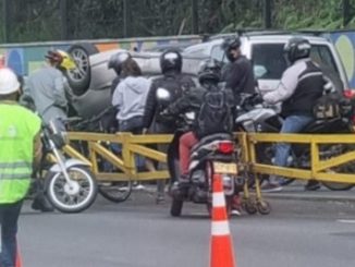 ¡Pilas! Se volcó un carro en la Av. Las Palmas, sentido Oriente - Occidente 1 Se volcó un carro en la Av. Las Palmas