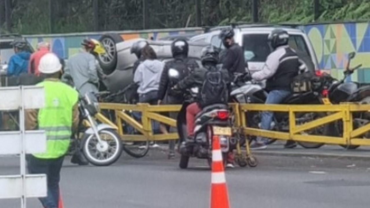 Se volcó un carro en la Av. Las Palmas