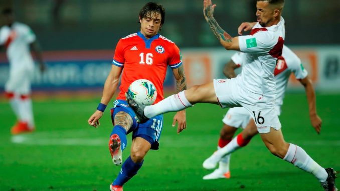 Gabriel Costa de Perú disputa el balón con Joaquín Montecinos de Chile hoy, durante un partido por las eliminatorias sudamericanas para el mundial de Catar 2022 entre las selecciones de Perú y Chile en el Estadio Nacional, en Lima (Perú). EFE/Daniel Apuy POOL Chile