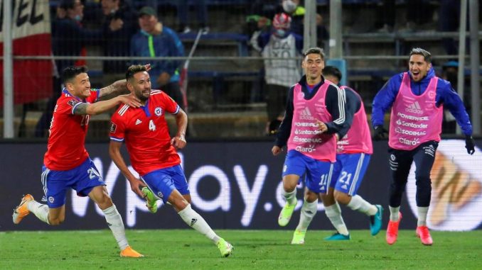 Mauricio Isla (2-i) de Chile celebra un gol ante Paraguay hoy, durante un partido por las eliminatorias sudamericanas al Mundial de Catar 2022, en el estadio San Carlos de Apo Chile