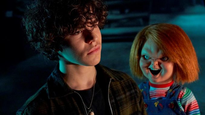 Fotograma cedido por el canal Syfy donde aparece el actor Zackary Arthur (i) como Jake Wheeler y el muñeco diabólico Chucky, durante una escena del primer episodio de la serie "Chucky", que retoma la espeluznante figura de este juguete que ha aterrorizado a niños y adultos durante décadas. EFE/Steve Wilkie/Syfy Chucky