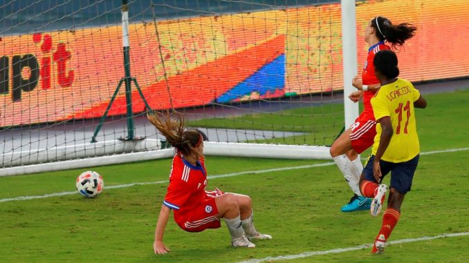 Linda Caicedo (d) de Colombia anota un gol contra Chile durante un partido amistoso entre ambas selecciones nacionales femeninas, hoy, en Cali (Colombia). EFE/ Ernesto Guzmán Jr. Colombia