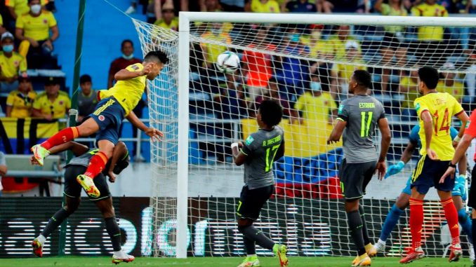 Radamel Falcao (arriba) de Colombia cabecea hoy contra Ecuador, durante un partido por las eliminatorias sudamericanas al Mundial de Catar 2022, en el estadio Metropolitano en Barranquilla (Colombia). EFE/ Mauricio Dueñas Castañeda Colombia y Ecuador