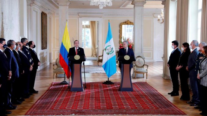 Los presidentes de Guatemala, Alejandro Giammattei (i) y Colombia (d) Iván Duque hablan hoy, desde la Casa de Nariño en Bogotá (Colombia). EFE/Carlos Ortega crimen trasnacional