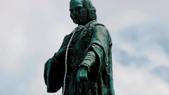 Manifestantes intentaron con lazos arrancar la cabeza del monumento a Cristóbal Colón en la Ciudad de Guatemala (Guatemala). EFE/Esteban Biba Colón