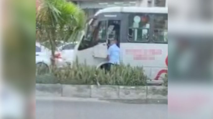 ¡No se pudo aguantar! Conductor orinó en la Avenida Oriental y a la vista de todos ¡No se pudo aguantar! Conductor orinó en la Avenida Oriental y a la vista de todos