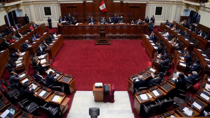 Vista general de una sesión plenaria del Congreso en Lima (Perú). Fotografía de archivo. EFE/Ernesto Arias destitución presidencial
