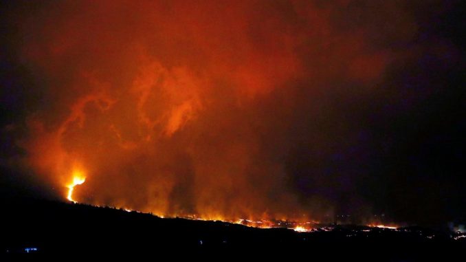 La colada de lava del volcán de La Palma ha incrementado este sábado su actividad tras el derrumbe del flanco norte del cono durante la tarde. EFE/ Elvira Urquijo A. volcán