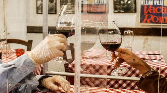 Una pareja brinda en un restaurante, en una imagen de archivo. EFE/EPA/FABIO FRUSTACI cáncer de mama