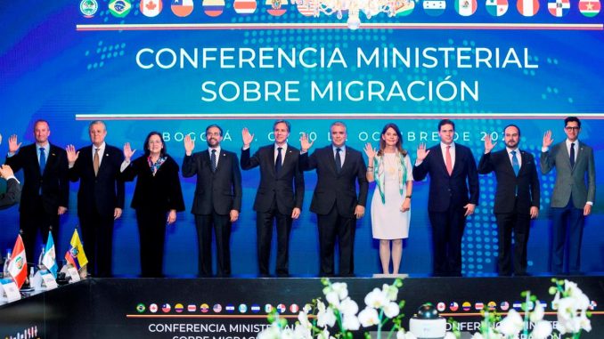 Fotografía cedida por la presidencia de Colombia que muestra al mandatario Iván Duque (c) mientras saluda en la foto oficial junto al secretario de Estado de EE.UU., Antony Blinken (5-i) hoy, en Bogotá (Colombia). EFE/ Presidencia de Colombia desafío migratorio