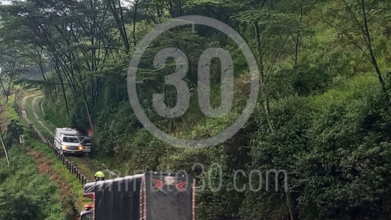 FOTOS: Colgando de un árbol y con una bolsa en la cabeza fue hallado un cuerpo al sur del Valle de Aburrá 2 suicidio
