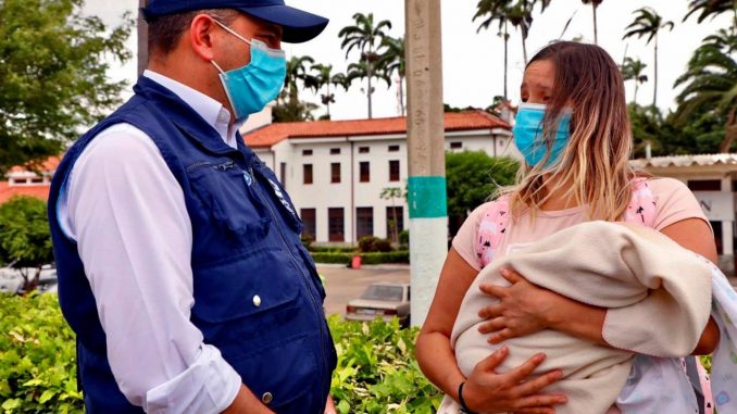 Fotografía cedida por la oficina de prensa de la Defensoría del Pueblo, que muestro a su titular, Carlos Camargo (i), mientras conversa con una madre durante una visita al sector fronterizo del Puente internacional Simón Bolívar, en Cúcuta (Colombia).EFE/ Defensoría del Pueblo de Colombia Defensoría