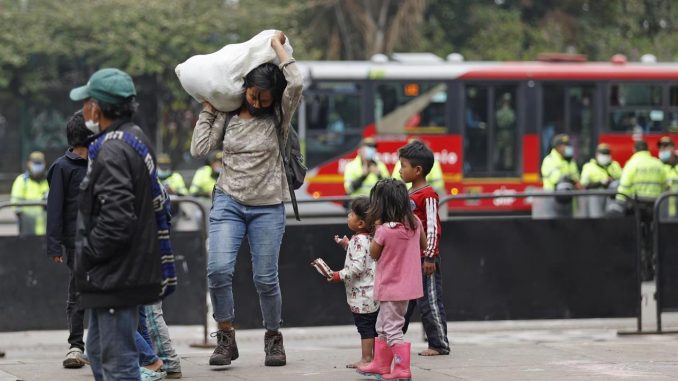 Una mujer con ayudas para los indígenas desplazados en el Parque Nacional de Bogotá, en una fotografía de archivo. EFE/ Mauricio Dueñas Castañeda Colmbia