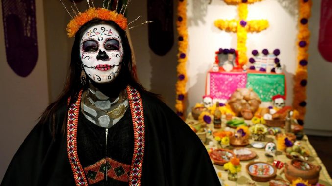 Una mujer pintada como Catrina, asiste a un evento en el Museo Nacional que conmemora el Día de los Muertos en Bogotá (Colombia), este 29 de octubre del 2021. EFE/ Carlos Ortega Día de Muertos
