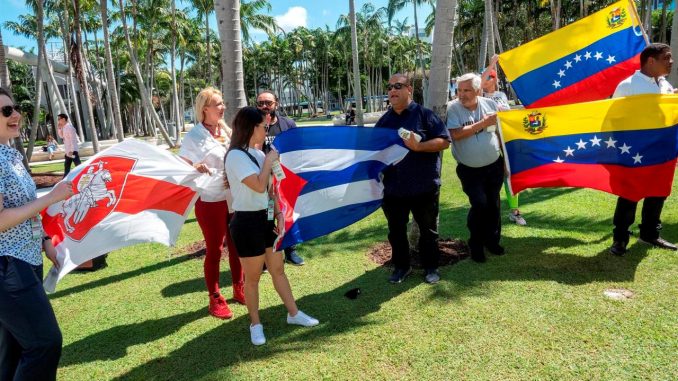Un grupo de personas se manifiesta durante la última jornada del Oslo Freedom Fórum, en Miami Beach, Florida, este 5 de octubre de 2021. EFE/Cristóbal Herrera Democracia y libertad
