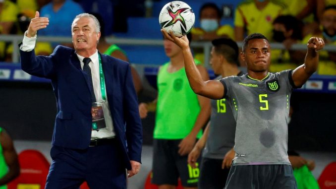 El entrenador de Ecuador Gustavo Alfaro (i) dirige, el 14 de octubre de 2021, durante un partido por las eliminatorias sudamericanas al Mundial de Catar 2022 entre Colombia y Ecuador. EFE/Mauricio Dueñas Castañeda Ecuador