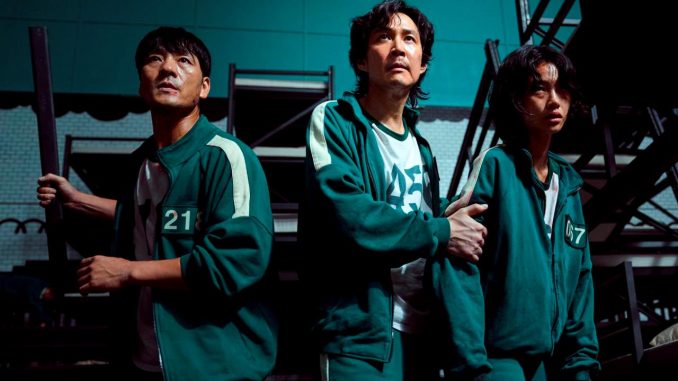 Fotograma cedido por Netflix donde aparecen los actores Park Hae Soo (i) como Cho Sang-Woo, Lee Jung-jae (c) como Seong Gi-Hun y Jung Ho-yeon como Sae-Byeok, durante la escena de un episodio de la primera temporada de la serie coreana "Squid Game". EFE/ Youngkyu Park / Netflix "El Juego del Calamar"